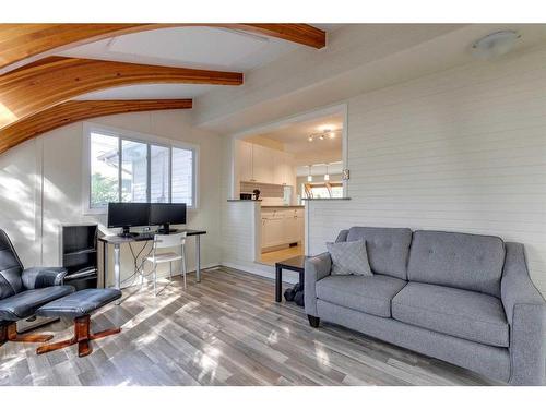 9431 Elbow Drive Sw, Calgary, AB - Indoor Photo Showing Living Room