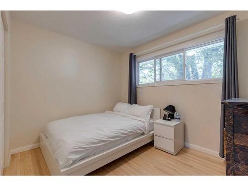 9431 Elbow Drive Sw, Calgary, AB - Indoor Photo Showing Bedroom