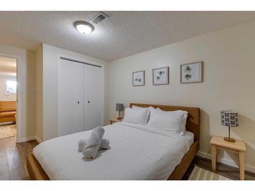 9431 Elbow Drive Sw, Calgary, AB - Indoor Photo Showing Bedroom