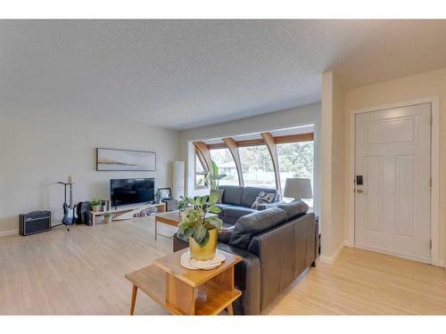 9431 Elbow Drive Sw, Calgary, AB - Indoor Photo Showing Living Room