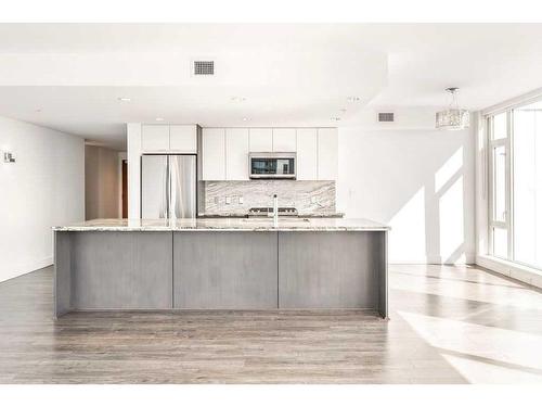 2706-510 6 Avenue Se, Calgary, AB - Indoor Photo Showing Kitchen With Upgraded Kitchen