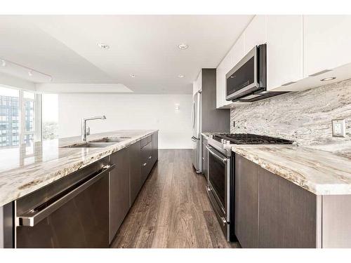 2706-510 6 Avenue Se, Calgary, AB - Indoor Photo Showing Kitchen With Double Sink With Upgraded Kitchen