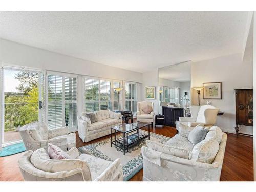 18-3203 Rideau Place Sw, Calgary, AB - Indoor Photo Showing Living Room