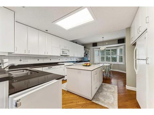 18-3203 Rideau Place Sw, Calgary, AB - Indoor Photo Showing Kitchen With Double Sink