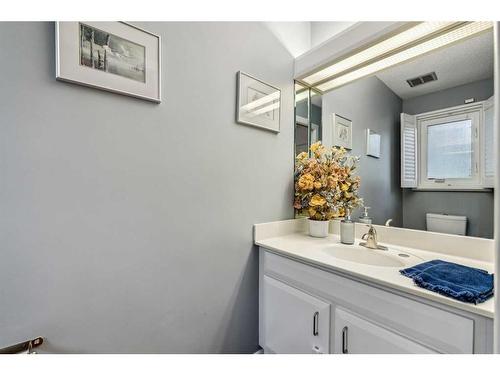 18-3203 Rideau Place Sw, Calgary, AB - Indoor Photo Showing Bathroom