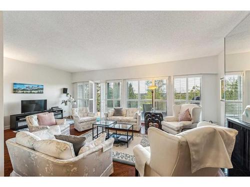 18-3203 Rideau Place Sw, Calgary, AB - Indoor Photo Showing Living Room