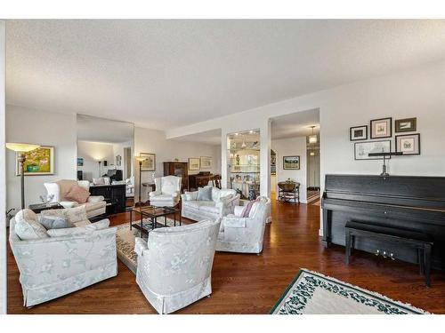 18-3203 Rideau Place Sw, Calgary, AB - Indoor Photo Showing Living Room