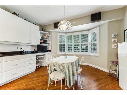 18-3203 Rideau Place Sw, Calgary, AB - Indoor Photo Showing Dining Room