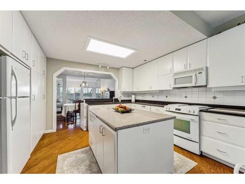 18-3203 Rideau Place Sw, Calgary, AB - Indoor Photo Showing Kitchen