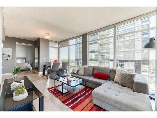 2304-215 13 Avenue Sw, Calgary, AB - Indoor Photo Showing Living Room