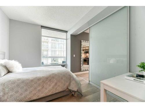 2304-215 13 Avenue Sw, Calgary, AB - Indoor Photo Showing Bedroom