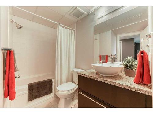 2304-215 13 Avenue Sw, Calgary, AB - Indoor Photo Showing Bathroom