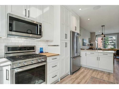 2007 12 Street Nw, Calgary, AB - Indoor Photo Showing Kitchen With Upgraded Kitchen