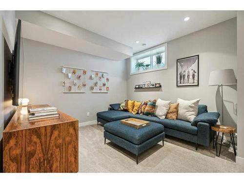 2007 12 Street Nw, Calgary, AB - Indoor Photo Showing Living Room