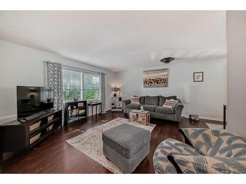 5114 43 Street, Olds, AB - Indoor Photo Showing Living Room