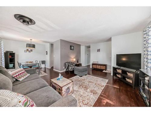 5114 43 Street, Olds, AB - Indoor Photo Showing Living Room