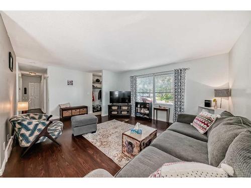 5114 43 Street, Olds, AB - Indoor Photo Showing Living Room