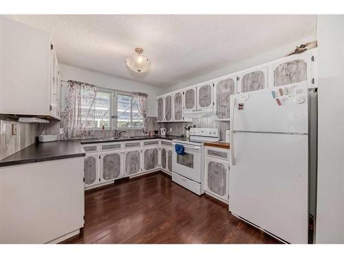 5114 43 Street, Olds, AB - Indoor Photo Showing Kitchen