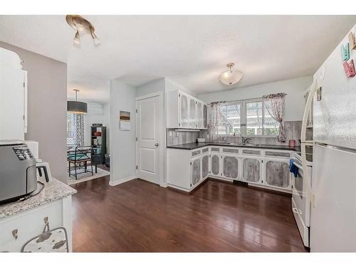 5114 43 Street, Olds, AB - Indoor Photo Showing Kitchen