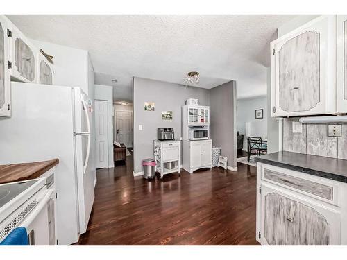 5114 43 Street, Olds, AB - Indoor Photo Showing Kitchen