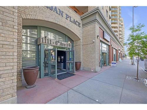 401-1111 6 Avenue Sw, Calgary, AB - Outdoor