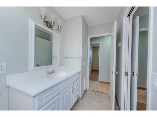 115 Whiteglen Crescent Ne, Calgary, AB - Indoor Photo Showing Bathroom