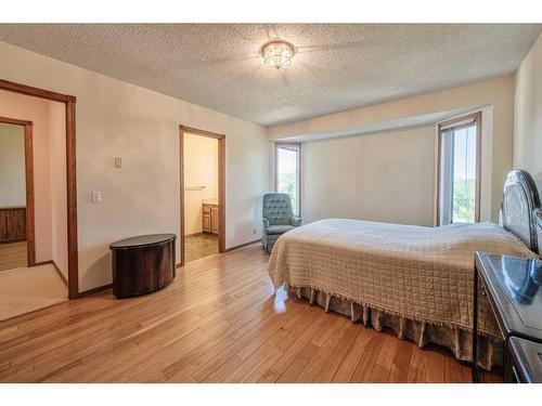 97 Edgebrook Road Nw, Calgary, AB - Indoor Photo Showing Bedroom