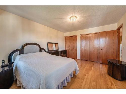 97 Edgebrook Road Nw, Calgary, AB - Indoor Photo Showing Bedroom