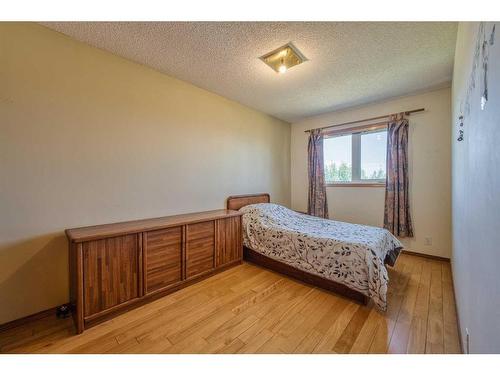 97 Edgebrook Road Nw, Calgary, AB - Indoor Photo Showing Bedroom