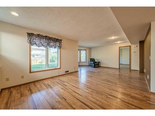 97 Edgebrook Road Nw, Calgary, AB - Indoor Photo Showing Other Room