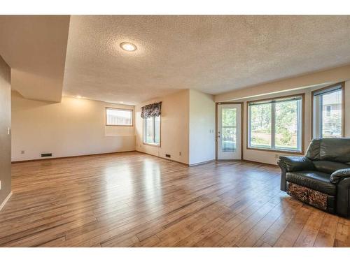 97 Edgebrook Road Nw, Calgary, AB - Indoor Photo Showing Living Room