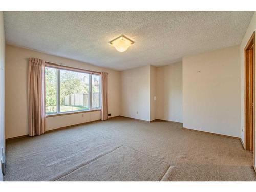 97 Edgebrook Road Nw, Calgary, AB - Indoor Photo Showing Other Room