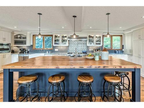 402002 80 Street West, Rural Foothills County, AB - Indoor Photo Showing Kitchen With Upgraded Kitchen