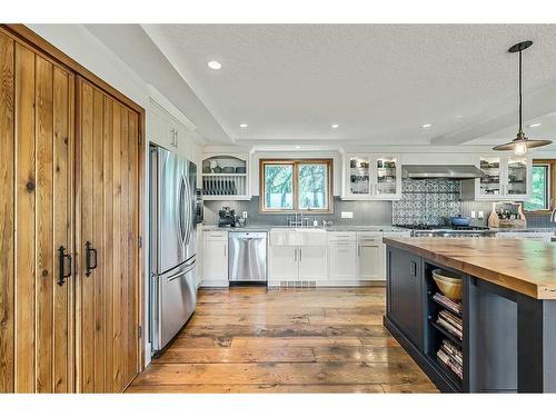 402002 80 Street West, Rural Foothills County, AB - Indoor Photo Showing Kitchen With Upgraded Kitchen