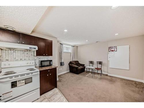 120 Saddlebrook Circle Ne, Calgary, AB - Indoor Photo Showing Kitchen