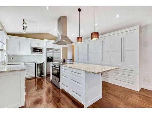 420 Sandstone Place, Okotoks, AB - Indoor Photo Showing Kitchen With Upgraded Kitchen