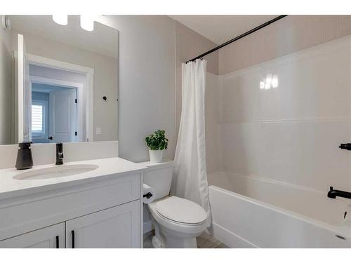 20 Rowley Terrace Nw, Calgary, AB - Indoor Photo Showing Bathroom