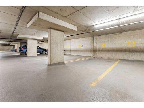 910-1111 6 Avenue Sw, Calgary, AB - Indoor Photo Showing Garage