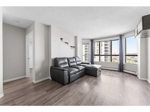 910-1111 6 Avenue Sw, Calgary, AB - Indoor Photo Showing Living Room