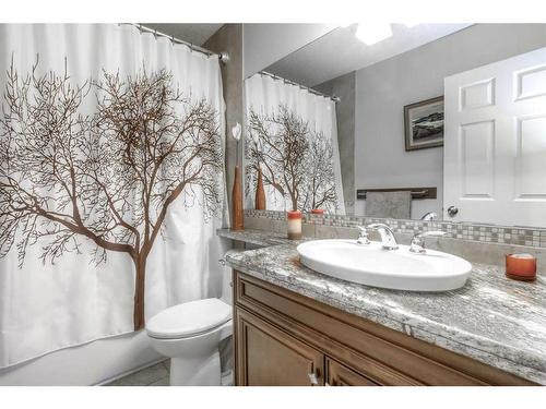 355 Mt Sparrowhawk Place Se, Calgary, AB - Indoor Photo Showing Bathroom