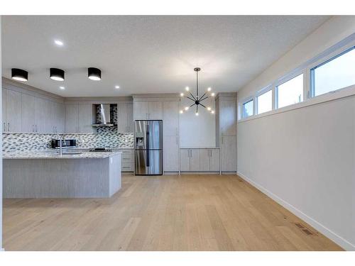 941-38 Street, Calgary, AB - Indoor Photo Showing Kitchen With Upgraded Kitchen