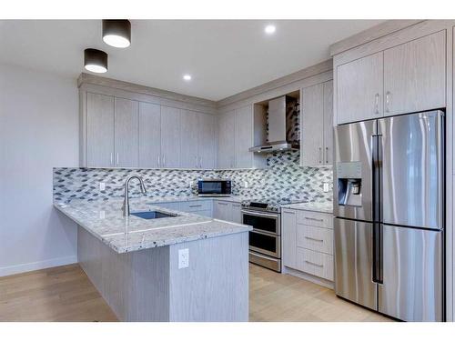 941-38 Street, Calgary, AB - Indoor Photo Showing Kitchen With Stainless Steel Kitchen With Upgraded Kitchen