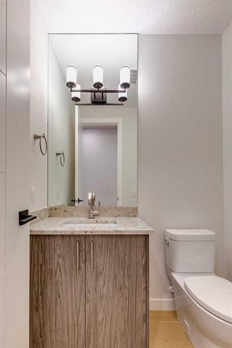 941-38 Street, Calgary, AB - Indoor Photo Showing Bathroom