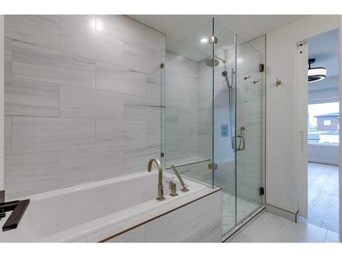 941-38 Street, Calgary, AB - Indoor Photo Showing Bathroom