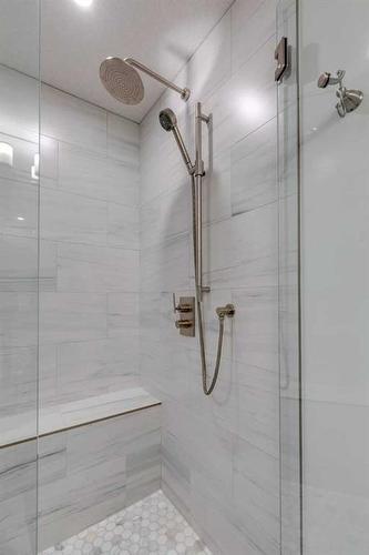 941-38 Street, Calgary, AB - Indoor Photo Showing Bathroom