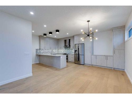 941-38 Street, Calgary, AB - Indoor Photo Showing Kitchen With Upgraded Kitchen