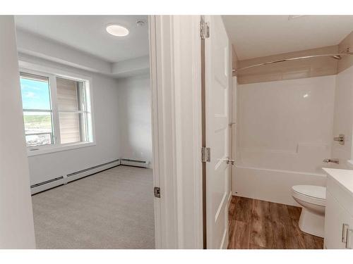 311-125 Wolf Hollow Crescent Se, Calgary, AB - Indoor Photo Showing Bathroom