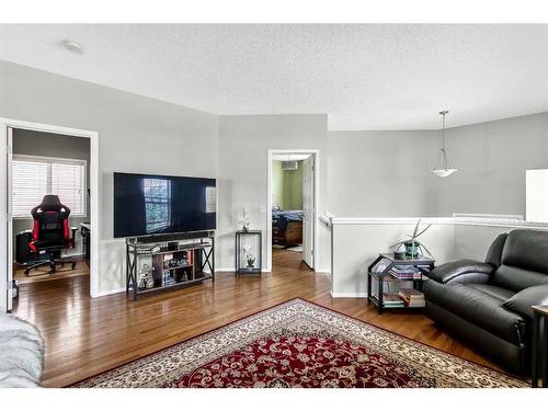 96 Elgin View Se, Calgary, AB - Indoor Photo Showing Living Room