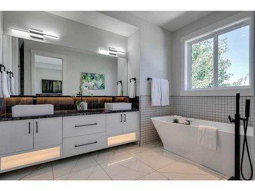 2432 26 Avenue Nw, Calgary, AB - Indoor Photo Showing Bathroom