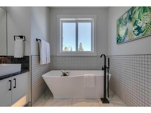 2432 26 Avenue Nw, Calgary, AB - Indoor Photo Showing Bathroom